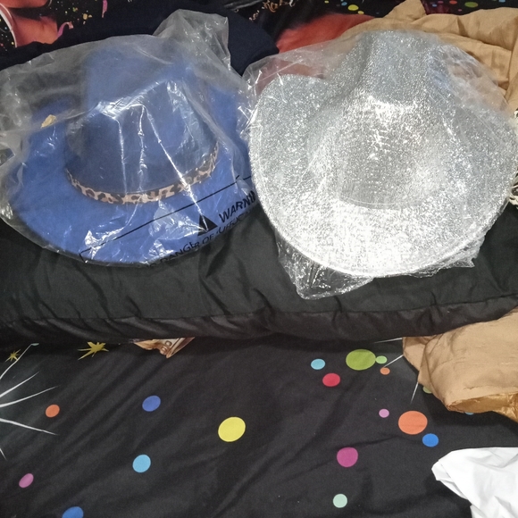 Clothes,  hats, dog clothes - Picture 9 of 16